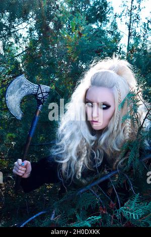 Ragazza vichinga con ascia metallica Foto Stock