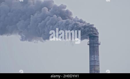 Questo fumo proveniente dal camino in una fabbrica. Emissioni nocive nell'atmosfera, dal tubo. Gravi danni all'ambiente. Foto Stock