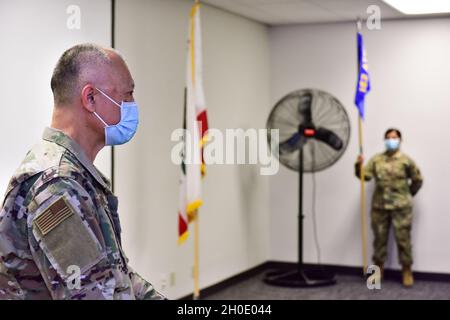 Martin Louie, comandante del 163d Medical Group (MDG), California Air National Guard, parla durante una cerimonia di cambio di comando per il 163d MDG tenutasi alla base della riserva aerea di marzo, California, 5 febbraio 2021. Louie sta abbandonando il comando e ha parlato della sua gratitudine per gli Airmen del 163d MDG. Foto Stock