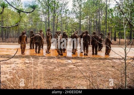 (Fort Benning, GA) – nella settimana 3 della U.S. Army Sniper School, 35 studenti partecipano al lavaggio ghillie, che è stato progettato per testare la resistenza e la durata delle tute così come meteo. Gli studenti della scuola Sniper usano sabbia, acqua e fango, il tutto nel tentativo di perfezionare uno dei loro strumenti più importanti: Il loro mimetismo. Foto Stock