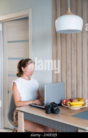 Donna che utilizza il computer portatile a casa Foto Stock