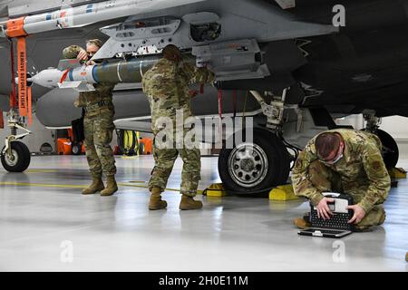 I manutentori della 466a Aircraft Maintenance Unit partecipano a una gara annuale di carico di armi F-35 alla Hill Air Foece base, Utah, 5 febbraio 2021. In competizione con gli equipaggi attivi di carico e di riserva con i combattenti 388th e 419th Wings aveva vinto in precedenza gare trimestrali. Un equipaggio di carico con la 419th Aircraft Maintenance Unit fu nominato vincitore del 2020. Foto Stock