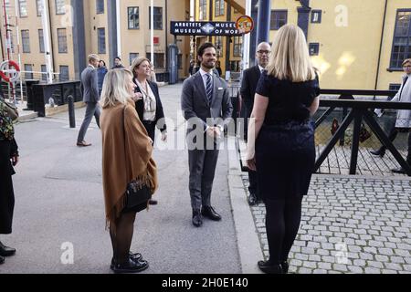 Il principe Carlo Filippo visita il Museo cittadino di Norrkoping, Svezia, il 12 ottobre 2021. Il principe è in visita di un giorno alla contea di Ostergotland. Foto: Stefan Jerrevang / TT code 60160 Foto Stock