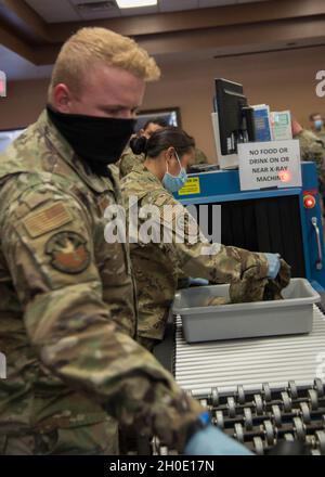 I membri del 161st Logistic Readiness Squadron della Guardia Nazionale dell'Arizona ispezionano le apparecchiature presso un controllo di sicurezza pre-volo durante un esercizio di mobilitazione alla base della Guardia Nazionale dell'aria Goldwater a Phoenix, Arizona, 5 febbraio 2021. Questo esercizio ha dimostrato la capacità di preparazione congiunta dell'esercito dell'Arizona e della Guardia Nazionale aerea di mobilitare le capacità di risposta interna con breve preavviso. Foto Stock