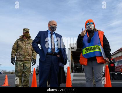 (Causa blu) l'onorevole John E. Whitley, segretario d'azione dell'esercito, E l'Esercito maggiore degli Stati Uniti. Gen. Timothy E. Gowen, generale aggiunto per il Maryland, ascolta una breve da Mary Lilly, responsabile della pianificazione delle vaccinazioni e dei test per il Charles County Health Department, durante una visita al sito di vaccinazione drive-thru presso il Regency Furniture Stadium di Waldorf, Maryland, il 6 febbraio 2021. Whitley, che è stato cresciuto nel Maryland occidentale, ha visitato questo sito di vaccinazione supportato dai team di vaccinazione mobile della Guardia Nazionale del Maryland e ha discusso le operazioni COVID-19 con gli alti leader del MDNG e la salute depa Foto Stock