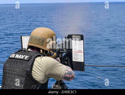 HORN OF AFRICA (06 febbraio 2021) Aviation Ordnanceman 1st Class Matthew Watson dimostra il corretto utilizzo di una mitragliatrice Bravo M240 durante un corso di qualificazione dell'equipaggio serve armi a bordo della base militare Expeditionary Sea base USS Hershel “Woody” Williams (ESB 4) dal Corno d'Africa, 6 febbraio 2021. Hershel Williams opera nella Sesta area operativa della flotta per condurre una formazione sull'interoperabilità e creare partnership strategiche con i partner africani e le nazioni alleate. Foto Stock