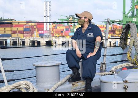 210206-N-RC007-1001 BALBOA, PANAMA (DAL 6, 2021) Mineman 2nd Class Natalie Reyna da Downy, California, si prepara a fissare le linee di ormeggio sulla prua della nave da combattimento litoranea di classe Freedom USS Freedom (LCS 1) durante una breve sosta per carburante e disposizioni a Balboa, Panama, 6 febbraio 2021. La libertà è dispiegata nell'area operativa della 4th Fleet degli Stati Uniti per sostenere la missione della Joint Interagency Task Force South, che include missioni di lotta contro il traffico illecito di droga nei Caraibi e nel Pacifico orientale. Foto Stock