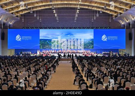 (211012) -- KUNMING, 12 ottobre 2021 (Xinhua) -- Foto scattata il 11 ottobre 2021 mostra la cerimonia di apertura della quindicesima riunione della Conferenza delle parti alla Convenzione sulla diversità biologica (COP15) a Kunming, nella provincia di Yunnan, nella Cina sudoccidentale. PER ANDARE CON XINHUA TITOLI DI OCT. 12, 2021. (Xinhua/li Xin) Foto Stock