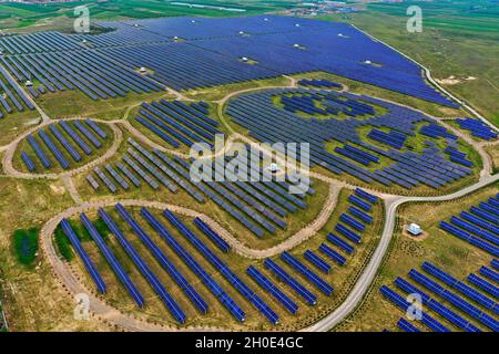 (211012) -- KUNMING, 12 ottobre 2021 (Xinhua) -- Foto aerea scattata il 3 agosto 2021 mostra una centrale fotovoltaica nel villaggio di Tujing, distretto di Yunzhou di Datong City, provincia di Shanxi nella Cina settentrionale. PER ANDARE CON XINHUA TITOLI DI OCT. 12, 2021. (Xinhua/Cao Yang) Foto Stock