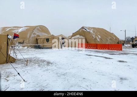 Rifugi portatili allestiti come centro di operazioni tattiche durante un esercizio invernale da guerriero, dal 26 gennaio al 22 febbraio 14, 2021, a Fort Riley, Kansas. Quasi 200 soldati della Nebraska Army National Guard’s Headquarters and Headquarters Company, 67a Stefment Enhancement Brigade e 234th Signal Company hanno partecipato all'esercitazione di tre settimane che ha testato la loro capacità di operare in un ambiente di combattimento simulato a supporto della 1st Infantry Division. (Nebraska Foto Stock