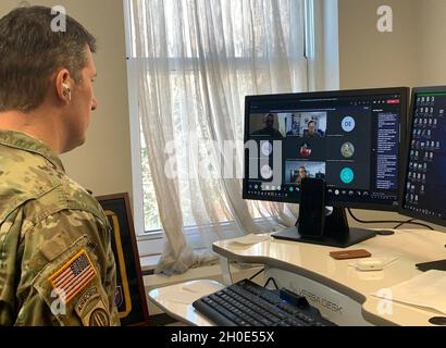 Matt Brown, il comandante della sede centrale del 353d Civil Affairs, si unì alla sua unità online per parlare con il Capo della Riserva dell'Esercito, il Gen. Jody Daniels e il comando della Riserva dell'Esercito Sgt. Il Major Andrew Lombardo, durante una sessione virtuale di domande e risposte tenutasi il 6 febbraio 2021. Foto Stock