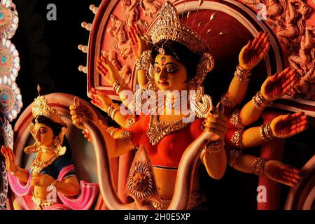 New Delhi, India. 11 ottobre 2021. L'ipnotizzante idolo della dea Indù dipinta in colori vivaci, tutto pensato per Durga Puja. (Foto di Shikha Arya/Pacific Press) Credit: Pacific Press Media Production Corp./Alamy Live News Foto Stock