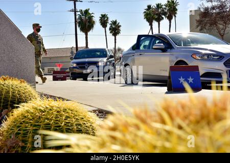 Christopher Todd Linton, 163d Vicecomandante dell'Ala d'attacco, greets Gen. Gregory F. Jones, comandante della Guardia Nazionale aerea della California, 163d sede dell'Ala d'attacco, base della riserva aerea di marzo, 7 febbraio 2021. Foto Stock