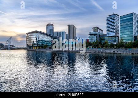 Primi scatti serali di MediaCityUK - sede della BBC e ITV Studios. Costruito a Salford Quays sul canale della nave di Manchester. Foto Stock