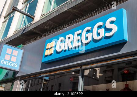 Cartello e logo Greggs Bakery. Foto Stock