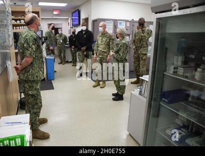 Il Naval Medical Center Camp Lejeune ha recentemente ospitato il Direttore per l'Agenzia per la Salute della Difesa, il tenente Generale dell'Esercito degli Stati Uniti Ronald Place e il leader senior enlisted per l'Agenzia per la Salute della Difesa, il comando militare degli Stati Uniti Sergente maggiore Michael L. Gragg. I leader si sono incontrati con i membri del personale, hanno visitato il Medical Center e hanno condotto un municipio per i dipendenti. Foto Stock