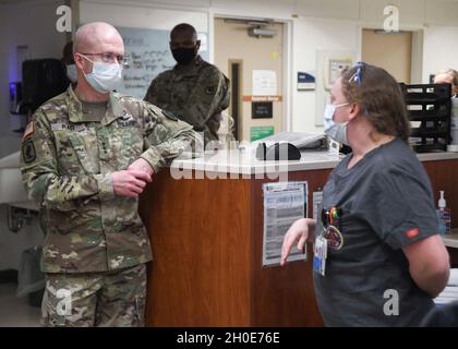 Il Naval Medical Center Camp Lejeune ha recentemente ospitato il Direttore per l'Agenzia per la Salute della Difesa, il tenente Generale dell'Esercito degli Stati Uniti Ronald Place e il leader senior enlisted per l'Agenzia per la Salute della Difesa, il comando militare degli Stati Uniti Sergente maggiore Michael L. Gragg. I leader si sono incontrati con i membri del personale, hanno visitato il Medical Center e hanno condotto un municipio per i dipendenti. Foto Stock