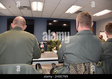 Mike Schultz, il comandante dell'ala 442d Fighter, parla con un gruppo di capitani e major al corso di sviluppo ufficiale dell'8 febbraio 2021, sulla base dell'aeronautica Whiteman, Mo. 'dobbiamo al nostro corpo ufficiale una formazione migliore e un continuum deliberato di istruzione per rafforzare le nostre capacità e costruire una base di funzionari adattativi e resilienti che possono guidare in ambienti operativi complessi,' ha detto Schultz. Foto Stock