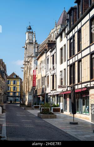 Troyes (Francia nord-orientale): Via "rue Urbain IV" nel centro della città. Sullo sfondo, la Chiesa di Saint Jean du Marche Foto Stock