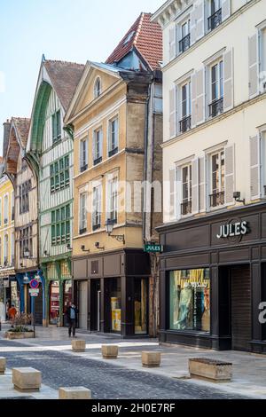 Troyes (Francia nord-orientale): Via “rue Emile Zola” nel centro della città Foto Stock