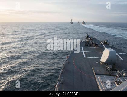 210209-N-RG171-0360 MAR NERO (DAL 9, 2021) il cacciatorpediniere missilistico guidato di classe Arleigh Burke USS Donald Cook (DDG 75), naviga dietro la marina turca di classe Yavuz TCG Turgutreis (F-241), al centro, la fregata della marina turca di classe Barbaros TCG Orucreis (F-245), destra, E il cacciatorpediniere missilistico guidato di classe Arleigh Burke USS Porter (DDG 78) a seguito di un esercizio di passaggio nel Mar Nero, 9 febbraio 2021. Donald Cook, dispiegato a Rota, in Spagna, è in pattuglia nell'area della Sesta flotta degli Stati Uniti di operazioni a sostegno di alleati e partner regionali e della sicurezza nazionale degli Stati Uniti in Europa e Africa. Foto Stock