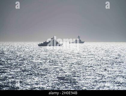 210209-N-RG171-0012 MAR NERO (DAL 9, 2021) il cacciatorpediniere missilistico guidato di classe Arleigh Burke USS Porter (DDG 78) a destra, e la fregata della marina turca di classe Barbaros TCG Orucreis (F-245) si preparano a partecipare ad un esercizio fotografico nel Mar Nero, 9 febbraio 2021. Porter, dispiegato a Rota, in Spagna, è in pattuglia nell'area della Sesta flotta degli Stati Uniti di operazioni a sostegno di alleati e partner regionali e la sicurezza nazionale degli Stati Uniti in Europa e Africa. Foto Stock