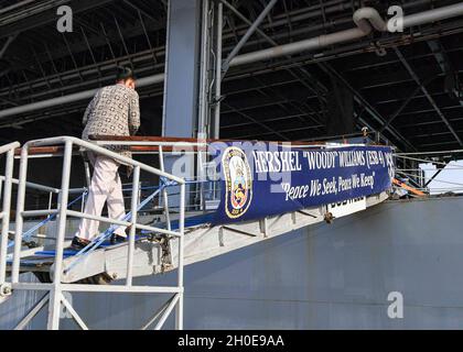 MOMBASA, Kenya (09 febbraio 2021) la dottoressa Monica Juma, Segretario del Gabinetto e Ministro della Difesa in Kenya, attraversa la parte della base navale di Expeditionary, USS Hershel “Woody” Williams (ESB 4) a Mombasa, Kenya, 9 febbraio 2021. Hershel Williams opera nella Sixth Fleet degli Stati Uniti per condurre una formazione sull'interoperabilità e creare partnership strategiche con i partner africani. Foto Stock