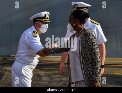 Michael Concannon, comandante, saluta la dott.ssa Monica Juma, Segretario del Gabinetto e Ministro della Difesa in Kenya, prima di portare i visitatori in visita alla base navale di Expeditionary Sea base USS Hershel “Woody” Williams (ESB 4) a Mombasa, Kenya 9 febbraio 2021. 09 2021 Hershel Williams opera nella Sixth Fleet degli Stati Uniti per condurre una formazione sull'interoperabilità e creare partnership strategiche con i partner africani. Foto Stock