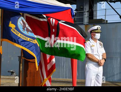 MOMBASA, Kenya (09 febbraio 2021) il Capitano Michael Concannon, ufficiale comandante, attende che gli ospiti keniani arrivino per un tour della base navale di Expeditionary USS Hershel “Woody” Williams (ESB 4) a Mombasa, Kenya 9 febbraio 2021. Hershel Williams opera nella Sixth Fleet degli Stati Uniti per condurre una formazione sull'interoperabilità e creare partnership strategiche con i partner africani. Foto Stock