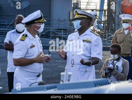 Michael Concannon, comandante, parla con il generale Jimson Longiro Mutai, comandante della marina del Kenya, sulle capacità dei veicoli Arial senza equipaggio (UAV) a bordo della base navale di Expeditionary Sea base USS Hershel “Woody” Williams (ESB 4) a Mombasa, Kenya 9 febbraio 2021. 09 2021 Hershel Williams opera nella Sixth Fleet degli Stati Uniti per condurre una formazione sull'interoperabilità e creare partnership strategiche con i partner africani. Foto Stock