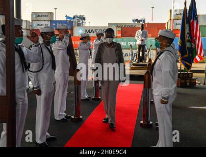 MOMBASA, Kenya (09 febbraio 2021) la dottoressa Monica Juma, Segretario del Gabinetto e Ministro della Difesa in Kenya, attraversa i ragazzi laterali della base navale di Expeditionary USS Hershel “Woody” Williams (ESB 4) a Mombasa, Kenya 9 febbraio 2021. Hershel Williams opera nella Sixth Fleet degli Stati Uniti per condurre una formazione sull'interoperabilità e creare partnership strategiche con i partner africani. Foto Stock