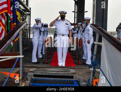 MOMBASA, Kenya (09 febbraio 2021) dopo aver ricevuto un tour della nave, retro ADM. Jeff Spivey parte dalla base navale di Expeditionary USS Hershel “Woody” Williams (ESB 4) a Mombasa, Kenya, 9 febbraio 2021. Hershel Williams opera nella Sixth Fleet degli Stati Uniti per condurre una formazione sull'interoperabilità e creare partnership strategiche con i partner africani. Foto Stock