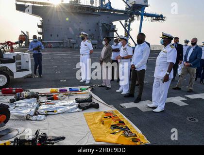 MOMBASA, Kenya (09 febbraio 2021) i membri del Servizio degli Stati Uniti e i funzionari kenioti ricevono una presentazione sui pompii e le attrezzature necessarie per aiutare a spegnere gli incendi a bordo della base navale di Expeditionary USS Hershel “Woody” Williams (ESB 4) a Mombasa, Kenya 9 febbraio 2021. Hershel Williams opera nella Sixth Fleet degli Stati Uniti per condurre una formazione sull'interoperabilità e creare partnership strategiche con i partner africani. Foto Stock