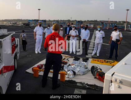 MOMBASA, Kenya (09 febbraio 2021) Aviation Boatswain’s Mate (Aircraft Handling) 3rd Class Steven Bowman offre una presentazione ai funzionari kenioti e ai membri del Servizio degli Stati Uniti sui piani di volo per l'estinzione degli incendi e sulle attrezzature necessarie per spegnere gli aerei mentre si trova a bordo della base militare USS Hershel “Woody” Williams (ESB 4) a Mombasa, Kenya 9 febbraio 2021. Hershel Williams opera nella Sixth Fleet degli Stati Uniti per condurre una formazione sull'interoperabilità e creare partnership strategiche con i partner africani. Foto Stock