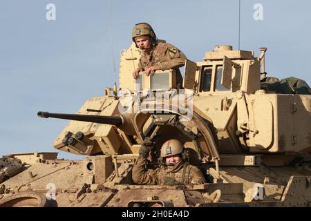 SMARDAN, Romania—CPL Eric Dugan e PFC Pierce Leagans, fantantrimmer assegnati a Alpha Company, 2° Battaglione, 5° Reggimento Cavalleria, 1° Armored Brigade Combat Team, 1° Divisione Cavalleria gestiscono i loro veicoli Bradley Fighting presso Smardan Training Area, 8 febbraio. 1° Armored Brigade Combat Team, 1° Divisione Cavalry è attualmente in Romania per una rotazione di nove mesi a sostegno della risoluzione atlantica. Atlantic Resolve – lo spiegamento di forze americane pronte e ostinate e credibili nei combattimenti verso l’Europa – rafforza l’impegno degli Stati Uniti nei confronti dei nostri alleati e partner della NATO. Foto Stock