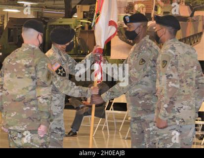 Col. Wheeler R. Manning, comandante brigata, 403rd AFSB, passa i colori brigata al comando Sgt. Il Major Christopher J. Reaves, primo sergente del comando della brigata, durante la cerimonia di cambio di responsabilità della brigata a Camp Carroll, Corea del Sud, febbraio 10. Foto Stock