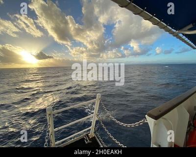 L'equipaggio della Guardia Costiera Cutter Thetis (WMEC-910) è in corso nei Caraibi Occidentali, 9 febbraio 2021. L'equipaggio Cutter Thetis della Guardia Costiera è tornato a Key West, domenica, dopo 65 giorni di pattuglia del Mar dei Caraibi a sostegno della Guardia Costiera 7° distretto. (Coast Guard foto) Foto Stock