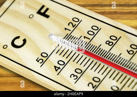 Termometro 40 gradi Celsius in primo piano su sfondo di legno Foto Stock