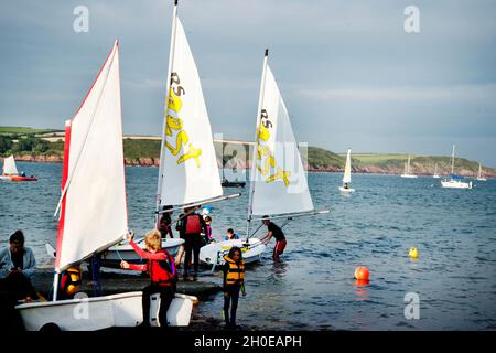 Galles agosto 2021. Pembrokeshire. Dale. Gommonoscafo RS Tera. Lezione di vela per i giovani. Foto Stock