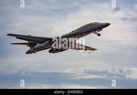 Un B-1B Lancer, assegnato al 34esimo Squadrone Bomb, 28esimo Bomb Wing, Ellsworth Air Force base, South Dakota, decollera per una missione Red Flag 21-1 presso la base dell'aeronautica di Nellis, Nevada, 9 febbraio 2021. Le ali blended di B-1B, la configurazione della carrozzeria, le ali a geometria variabile e i motori post-brucianti turbofan, si combinano per fornire una lunga distanza, manovrabilità e velocità elevate, migliorando al contempo la resilienza. Foto Stock