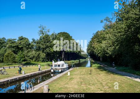 Passeggiata sul alzaia lungo il canale Ille et Rance: Barca a vela attraverso il blocco Courgalais a Montreuil sur Ille (Bretagna, Francia nord-occidentale) Foto Stock