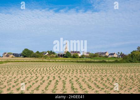 Le Minihic sur Rance (Bretagna, Francia nord-occidentale): Panoramica del villaggio e dei campi di cavolfiore dal percorso costiero lungo il fiume Rance Foto Stock