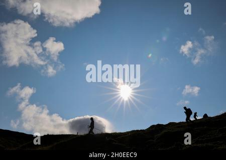 Silhouette di escursionisti su un crinale di montagna, Tjornuvik, Streymoy Island, Isole Faroe, Scandinavia, Europa Foto Stock