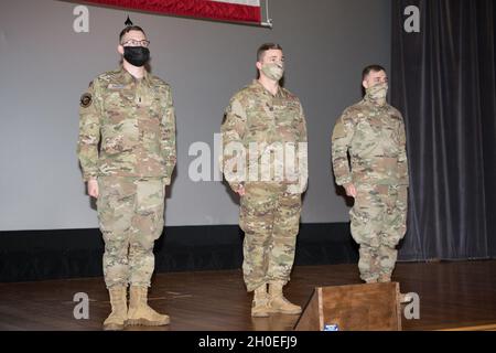 Da sinistra, 1 Lt. John McGrady, 436th Communications Squadron cyber Operations comandante di volo, staff Sgt. David Diehl II, 436a Communications Squadron non commissionato ufficiale responsabile di WiNG cybersecurity e Senior Airman Michael Hack, 436a Communications Squadron client Systems Technician, si trova alla conclusione della loro cerimonia di commissioning e di enlistment presso la dover Air Force base, Delaware, 12 febbraio 2021. I tre membri del Team dover sono diventati i primi Guardiani della forza spaziale della base e saranno riassegnati a un comando della forza spaziale nel corso dell'anno. Foto Stock