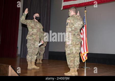 Come suo primo atto come funzionario della forza spaziale degli Stati Uniti recentemente commissionato, il primo Lt. John McGrady, 436th Communications Squadron cyber Operations comandante di volo, amministra il giuramento di arruolamento al personale Sgt. David Diehl II, 436th Communications Squadron non commissionato ufficiale responsabile della cybersicurezza di Wing, presso la base dell'aeronautica di dover, Delaware, 12 febbraio 2021. Gli Airmen hanno chiesto di aderire alla forza spaziale nel 2020 e sono stati accettati all'inizio del 2021. Foto Stock