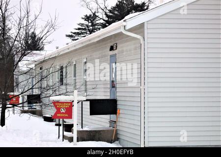 Un edificio per la Wisconsin Challenge Academy è mostrato il 11 febbraio 2021, nell'area di cantonment a Fort McCoy, Wis. La Challenge Academy, un'organizzazione tenant di Fort McCoy, offre ai giovani l'opportunità di cambiare la direzione della loro vita e di sviluppare la forza del carattere e delle capacità di vita necessarie per diventare cittadini responsabili e di successo. Il programma inizia con una fase residenziale di 5 1/2 mesi, seguita da una fase post-residenziale di un anno. Foto Stock