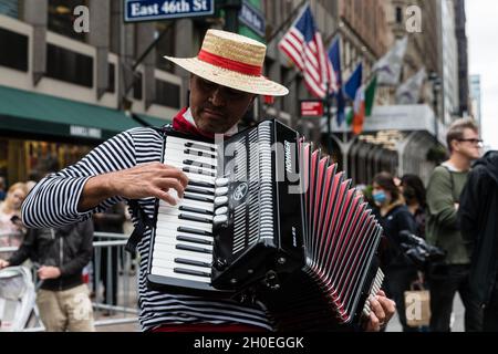 Belleville, New Jersey, Stati Uniti. 11 ottobre 2021. New York, New York, Stati Uniti. 11 ottobre 2021 un uomo suona la fisarmonica alla Columbus Day Parade 2021 sulla 5th Avenue a Midtown, Manhattan lunedì 11 ottobre 2021 a New York, USA.Credit: Stefan Jeremiah/ZUMA Wire (Credit Image: © Stefan Jeremiah/ZUMA Press Wire) Foto Stock