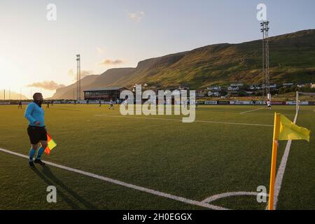 Donne che giocano a calcio a Sorvagur, Vagar Island, Isole Faroe, Europa. Foto Stock