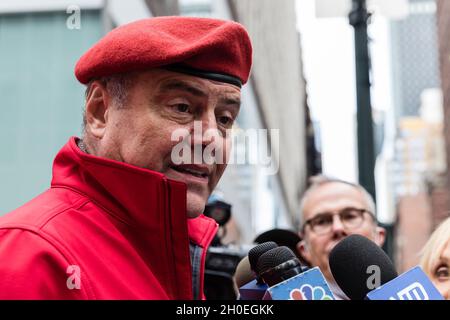 Belleville, New Jersey, Stati Uniti. 11 ottobre 2021. New York, New York, Stati Uniti. 11th Oct, 2021.Curtis Sliwa partecipa alla 2021 Columbus Day Parade sulla 5th Avenue a Midtown, Manhattan lunedì 11 ottobre 2021 a New York City, USA.Credit: Stefan Jeremiah/ZUMA Wire (Credit Image: © Stefan Jeremiah/ZUMA Press Wire) Foto Stock