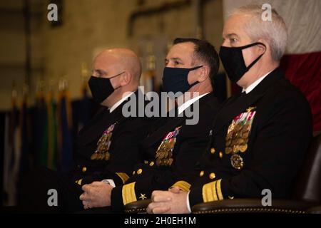 ADM posteriore. John F. Meier, Comandante, Naval Air Force Atlantic, destra, posteriore ADM. Craig Clapperton, comandante, Carrier Strike Group 12, Center, e Capt. J. J. Cummings, USS Gerald R. Ford's (CVN 78) comandante in uscita, ascolta un discorso durante una cerimonia di cambio di comando tenuta in USS Gerald R. Ford's (CVN 78) hangar Bay dal 12 al 2021 febbraio. Lanzilotta allevò il Capt. J. Cummings come comandante di Ford. Foto Stock